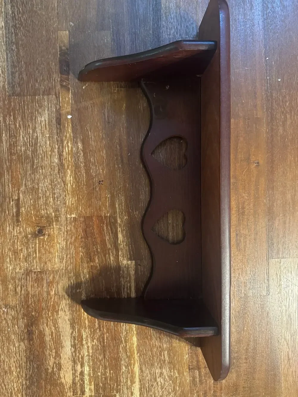 Vintage-Style Wooden Wall Display Shelf – Heart Cutout Country Primitive Decor
